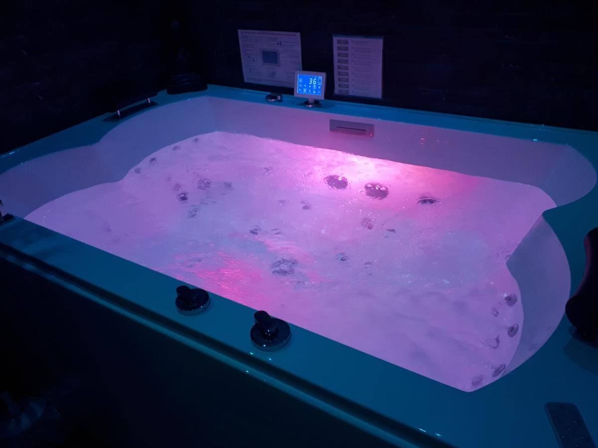 Spa Privatif Love Room, Le Hammam Et Bulles, Chez Nuits Chartraines シャルトル エクステリア 写真