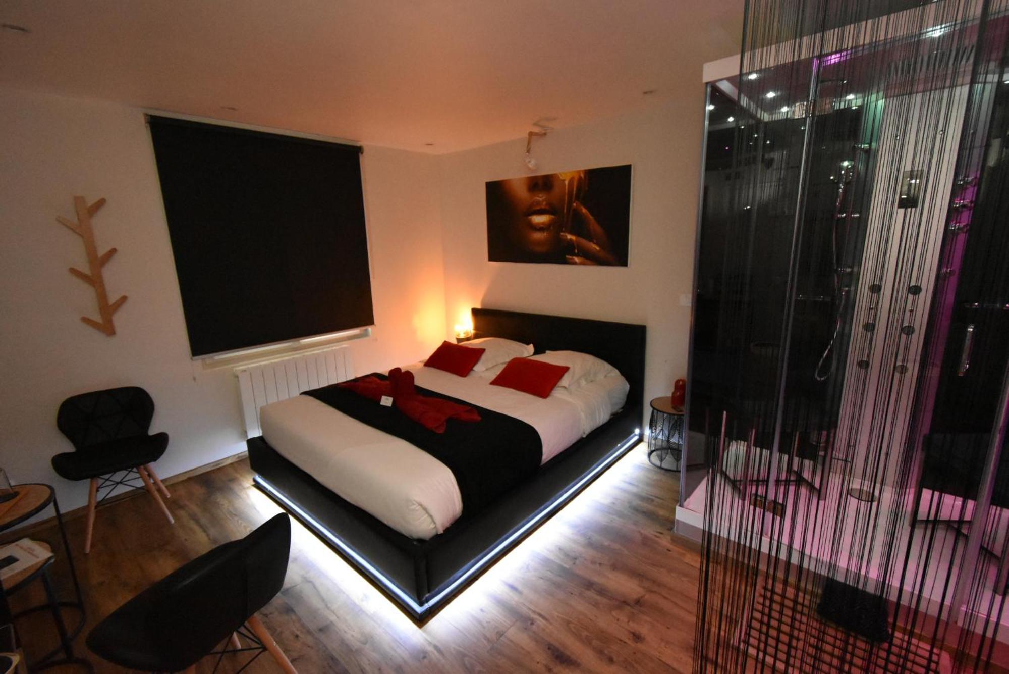 Spa Privatif Love Room, Le Hammam Et Bulles, Chez Nuits Chartraines シャルトル エクステリア 写真